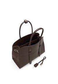 Borsa a mano in pelle marrone con due manici, forma strutturata, tasche frontali e tracolla removibile. Texture morbida e sottili dettagli in metallo dorato.