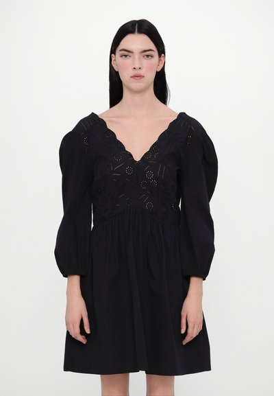 Schwarzes Kleid mit puffärmel, V-Ausschnitt und floralem Bestickung am Oberteil; lockere Passform bis über das Knie; glattes Material mit strukturierten Details.