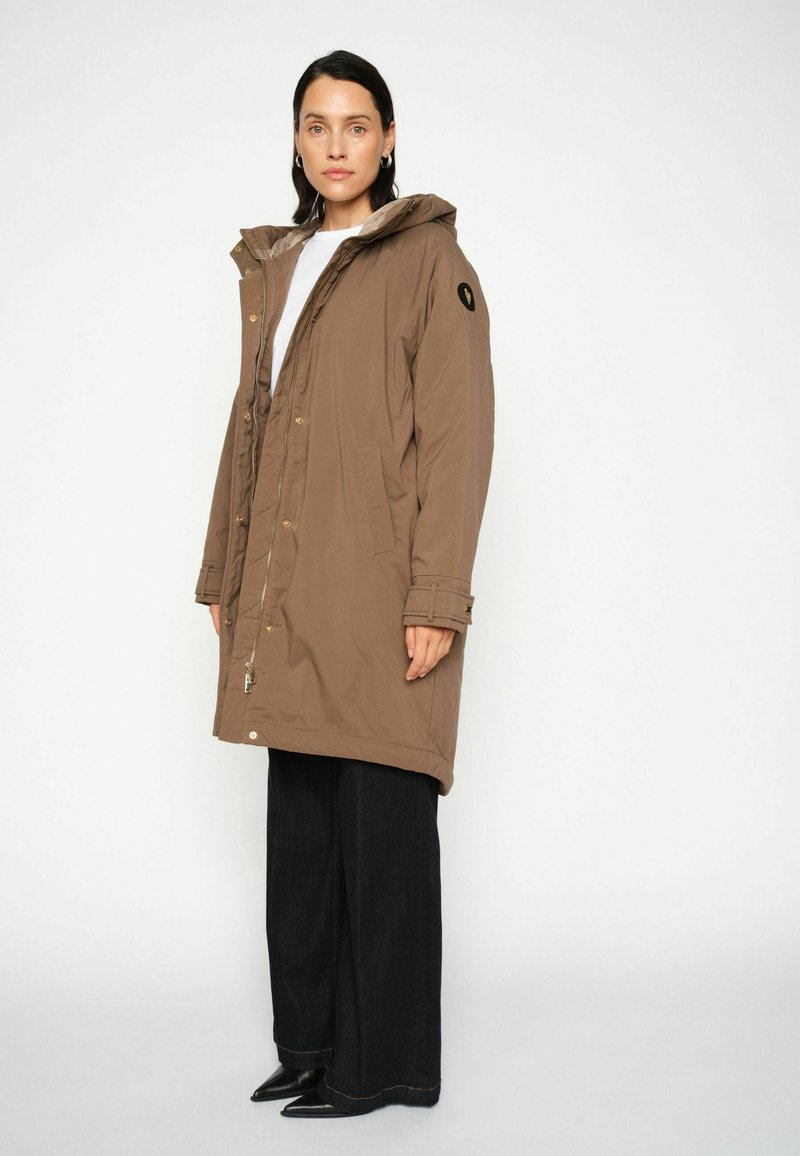 Parka isolata marrone con cappuccio, chiusure con zip e bottoni a pressione e tasche laterali. Tessuto testurizzato e logo in evidenza sulla manica.