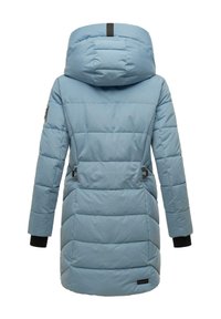 Chaqueta de plumas azul claro con una gran capucha, textura acolchada, ajustadores laterales y puños negros; presenta un pequeño logo en el dobladillo inferior.