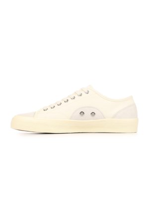 Lage sneaker in crèmekleur met veters aan de voorkant, rubberen zool en twee ventilatiegaten aan het zijpaneel.