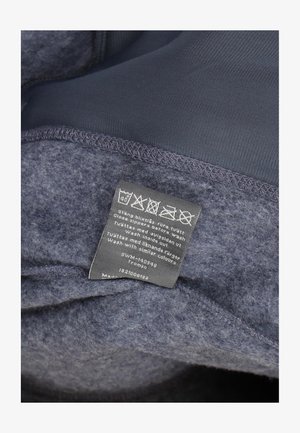 Dunkelblaues Fleece-Gewand mit glattem Innenfutter, sichtbaren Nähten und einem Pflegeetikett mit Waschhinweisen auf der Unterseite.