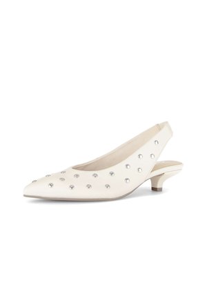 Weißer Slingback-Kitten-Heel mit spitz zulaufender Kappe, verziert mit gleichmäßig verteilten silbernen Nieten.