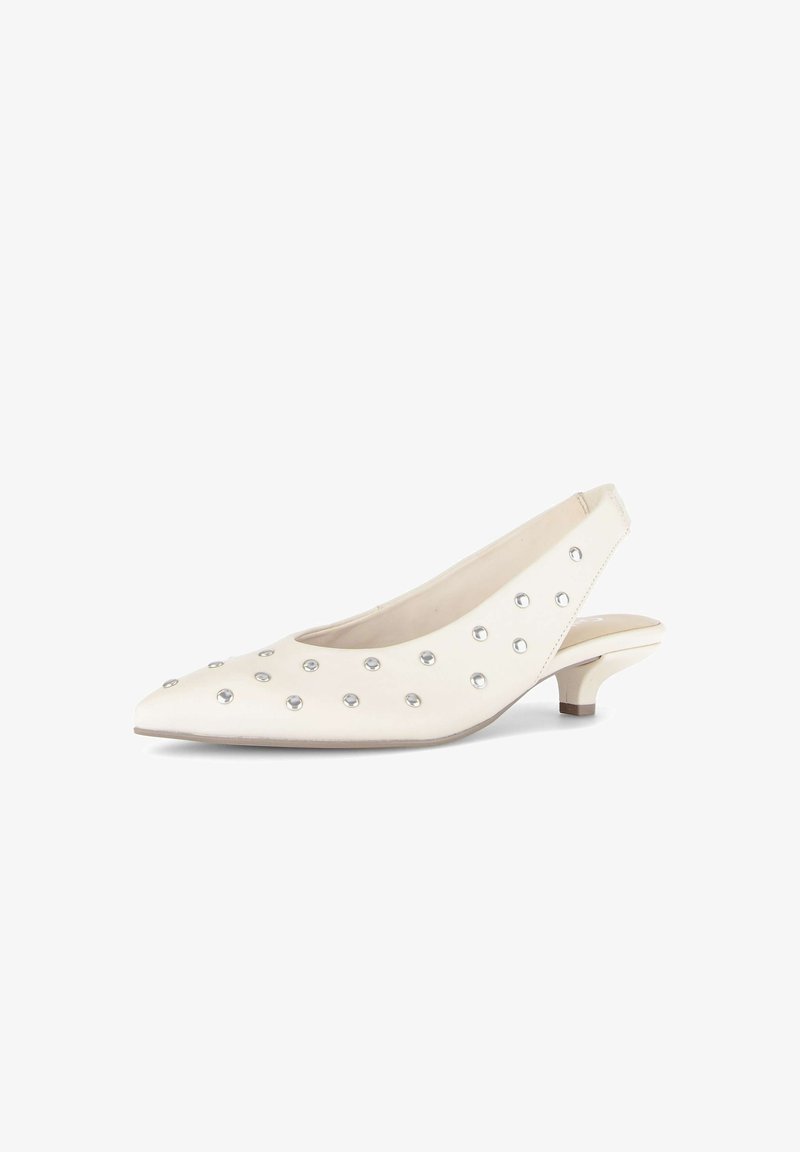 Escarpin blanc à bout pointu avec bride arrière et petit talon orné de clous argentés régulièrement espacés.