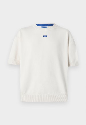 Maglione bianco a maniche corte con polsi e orlo a coste. Presenta un'etichetta blu con il logo "HUGO" sul petto. Texture liscia.