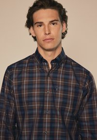 Next EASY OXFORD - Camisa - neutral brown check