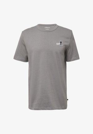 Grijze t-shirt met korte mouwen van katoen. Heeft een ronde halslijn en een kleine grafische print op de linkerborst. Soepele textuur.