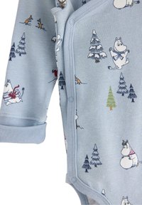 Ljusblå babybodysuit tillverkad av mjukt tyg, med lekfulla skogsscener som har träd och tecknade figurer, avslutad med tryckknappar.