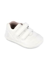 Scarpa in pelle bianca con due cinturini regolabili in Velcro, punta arrotondata, superficie testurizzata e suola in gomma con dettaglio del logo sul lato.