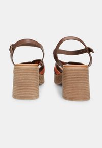 Bata Sandaalit nilkkaremmillä - brown