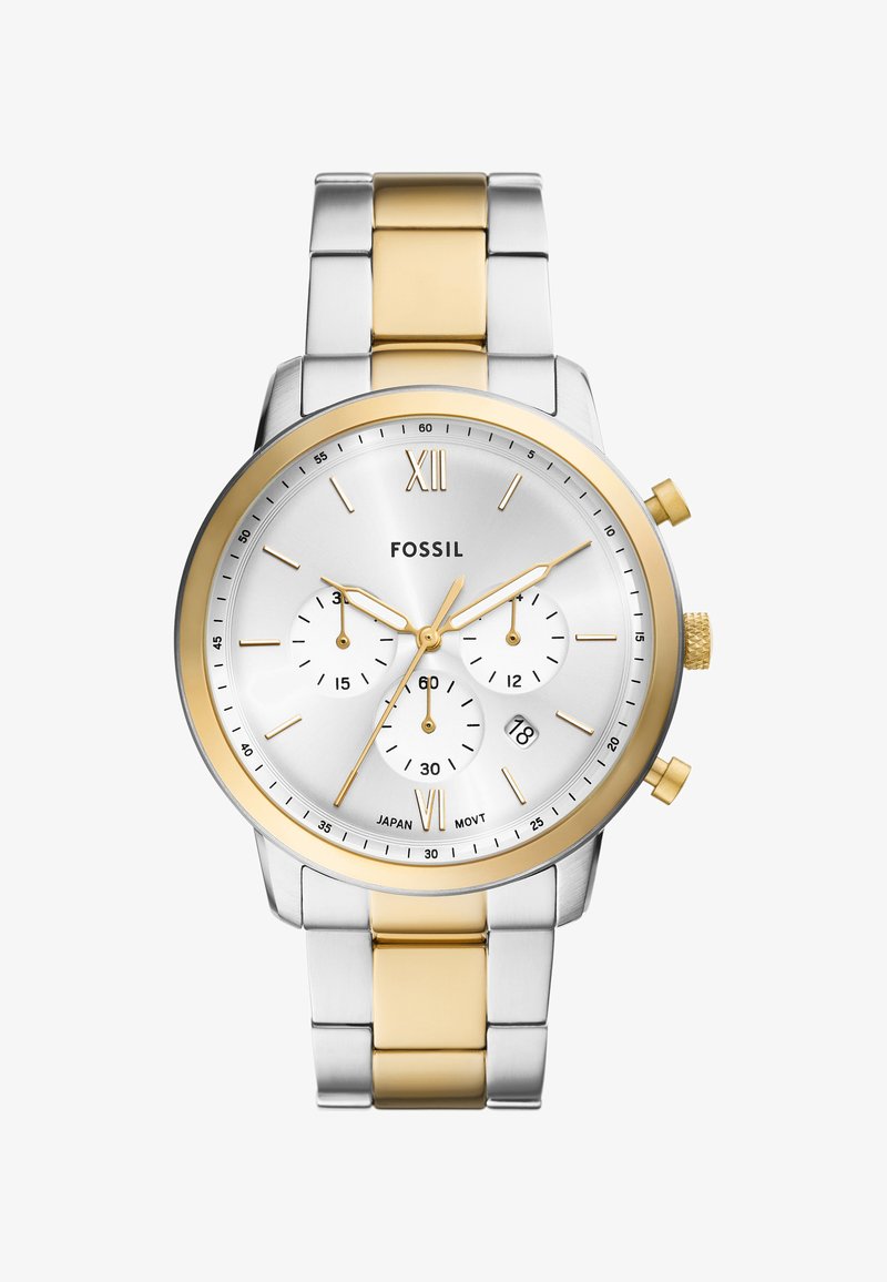 Reloj cronógrafo de acero inoxidable Fossil con esfera plateada, acentos dorados, tres subesferas y pantalla de fecha. Pulsera de metal bicolor.