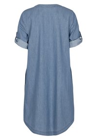 Světle modré denimové šaty s ohrnutými krátkými rukávy a zaobleným lemem, zobrazené zezadu na bílém pozadí.