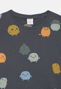 Mørkegrå bomulds T-shirt med legende, tegneserieagtige figurer i grønne, blå, orange og gule nuancer med en rund halsudskæring.