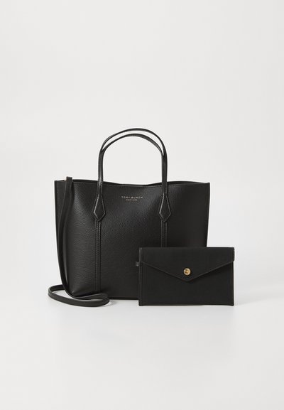Sac fourre-tout en cuir noir avec poignées doubles, présentant une surface texturée et un petit portefeuille enveloppe assorti avec fermeture à pression.