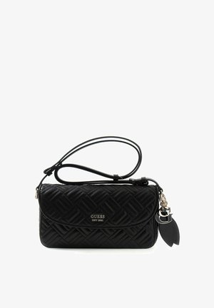 Sac d'épaule noir matelassé avec fermeture à rabat, logo Guess à l'avant, et charms décoratifs en métal et cuir sur le côté.