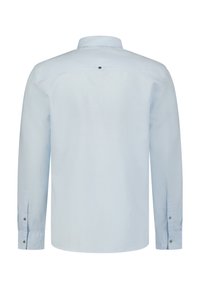 Lichtblauw overhemd met lange mouwen, achterkant, met knoopmanchetten en een klein zwart ventilatiegaatje net boven het midden van de rug.