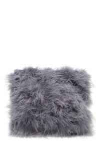 Fioletowa torebka z futra syntetycznego o puszystej teksturze, prostokątnym kształcie i miękkim, obszernym designie. Nie posiada widocznych elementów metalowych ani akcentów.