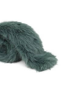 Sciarpa in finto pelo teal morbida e pelosa con lunghe fibre, disposta in una forma curva e sciolta su uno sfondo bianco.