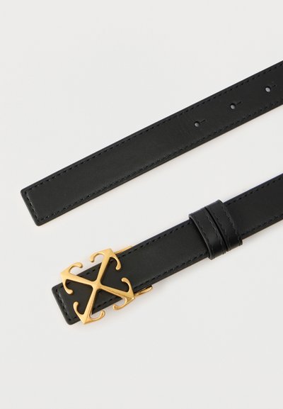 Μαύρη δερμάτινη ζώνη με ορθογώνια χρυσή πόρπη που διαθέτει στυλιζαρισμένο σχεδιασμό με σταυρωμένα άγκιστρα, τοποθετημένη επίπεδα σε λευκή επιφάνεια.