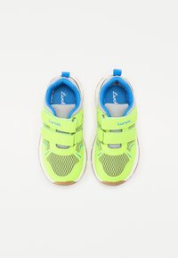 Adidașii Lurchi în verde neon strălucitor și albastru, cu material din plasă, două curele Velcro și o talpă din cauciuc natural.