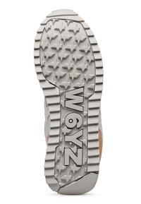 La suola della scarpa presenta un motivo testurizzato a stella, di colore grigio con disegni geometrici in rilievo. Il nome del marchio "W6YZ" è ben visibile al centro.
