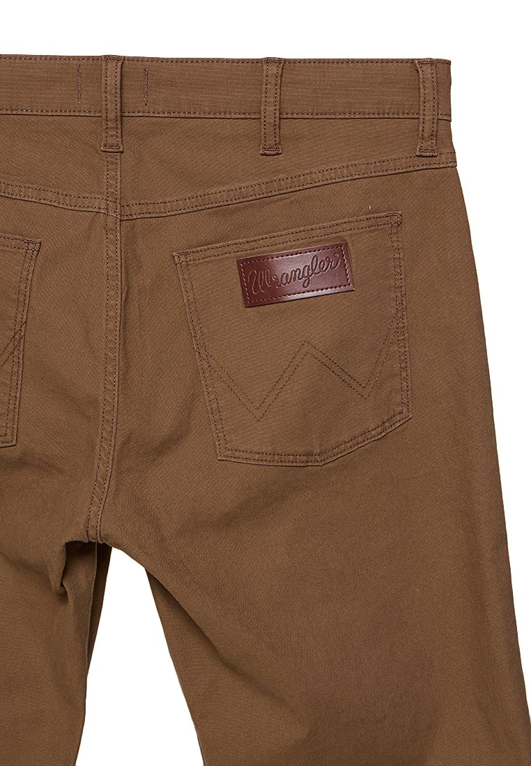 Brązowe bawełniane spodnie z skórzaną metką na tylnej kieszeni, kontrastowym przeszyciem i klasycznym pięciokieszeniowym fasonem.