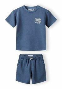 Completo in cotone blu composto da una T-shirt a maniche corte con grafica bianca della Tennis Academy e pantaloni corti abbinati con vita elasticizzata.