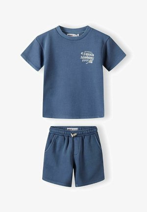 Ensemble en coton bleu composé d'un t-shirt à manches courtes avec un graphique blanc de Tennis Academy et d'un short assorti à taille élastique.