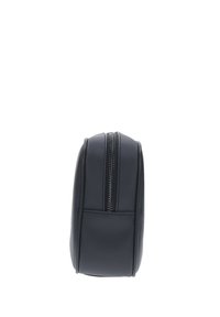 Bolso de cosméticos negro con cremallera de forma rectangular, hecho de un material texturizado, que cuenta con una cremallera suave a lo largo del borde superior.