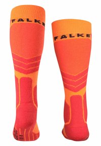 Kniehoge sokken in fel oranje en rood, met een gestreept patroon en het merk "FALKE" nabij de bovenkant. Gemaakt van zachte, textuurstof.