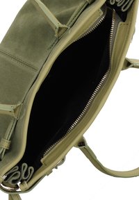 Borsa a tracolla verde in suede con chiusura a zip e interno nero. Caratteristiche includono manici lisci e una rifinitura ondulata.