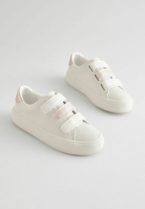 Vita sneakers med en slät läderöverdel, som har två metalliska rosa och en glittrande remknäppning, rund tå och texturerad gummisula.