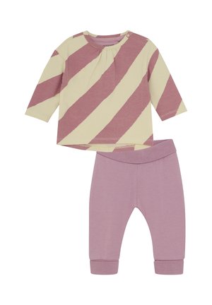 Zweiteiliges Baby-Outfit mit einem langärmeligen Oberteil, das rosa diagonale Streifen auf cremigem Hintergrund zeigt, und passenden einfarbigen rosa Leggings mit einem weichen Taillenbund.