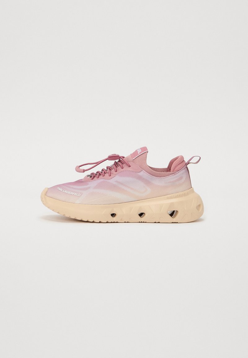 Rosa atletisk sko med mesh-overdel, lyserød gradient, beige gummiyttersåle, integrerede snørebånd og karakteristiske udsparinger på mellemsålen.