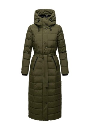 Cappotto puffy lungo verde oliva con cappuccio, vita con cintura, tasche laterali con zip e texture trapuntata. Chiusura con bottoni frontali.