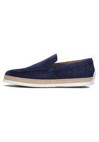 Navy-blaues Wildleder-Slipper mit einer geflochtenen Jutemittelsohle und einer weißen Gummisohle, die eine glatte Textur und ein minimalistisches Design aufweist.