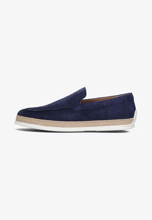 Navy-blaues Wildleder-Slipper mit einer geflochtenen Jutemittelsohle und einer weißen Gummisohle, die eine glatte Textur und ein minimalistisches Design aufweist.