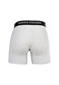 Grijze katoenen boxershorts met een zwarte tailleband waarin de merknaam "SCOTCH & SODA" in het wit is gedrukt. Glad textuur en aansluitend ontwerp.