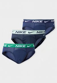 Τρία ζευγάρια σκούρα μπλε εσώρουχα Nike με ζώνες μέσης σε πράσινο, ανοιχτό μπλε και σκούρο μπλε, με λογότυπα Nike και σχέδια swoosh.