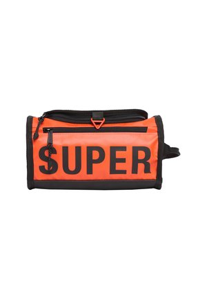 Orange Tasche mit dem Aufdruck "SUPER" in großen schwarzen Buchstaben. Hergestellt aus strapazierfähigem Material, mit einem oberen Reißverschluss, schwarzen Akzenten und einem Griff.