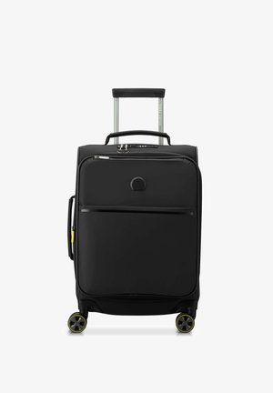 Zwarte softshell koffer met een telescopische handgreep, een voorzak met rits, vier wielen en gele accenten op de wielen voor gemakkelijke manoeuvreerbaarheid.