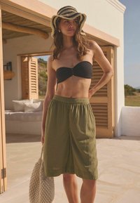 Next BERMUDA TALL - REGULAR FIT - Šortai - khaki green