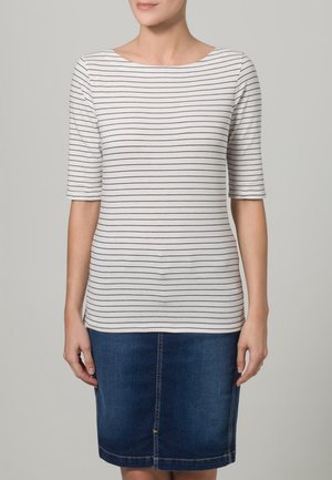 Randig kortärmad topp i ljusbeige med marinblå ränder, tillsammans med en denimpenningkjol med framsöm och knä-lång längd.