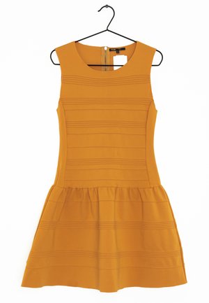Abito senza maniche color senape con righe orizzontali strutturate e gonna svasata, dotato di una cerniera nascosta sul retro e una finitura del tessuto liscia.