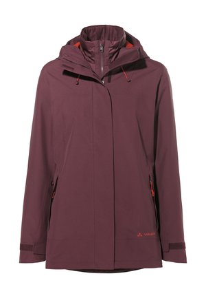 Giacca impermeabile bordeaux con colletto alto, cappuccio regolabile, tasche laterali con zip e dettagli rossi. Texture liscia, vestibilità moderna.