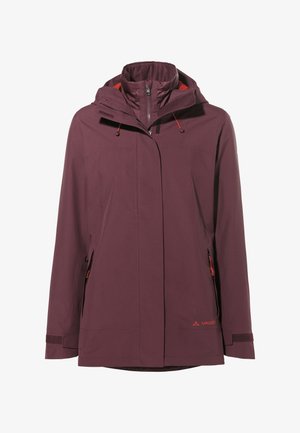 Giacca impermeabile bordeaux con colletto alto, cappuccio regolabile, tasche laterali con zip e dettagli rossi. Texture liscia, vestibilità moderna.