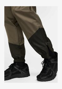 Selecionado, medium olive sequoia sail