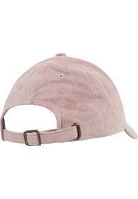 Căciulă de baseball din suede roz cu un finisaj texturat, curea ajustabilă la spate și o cataramă metalică pentru ajustarea dimensiunii.