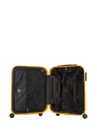 Valigia rigida gialla con interni neri. Caratterizzata da compartimenti con zip e cinghie elastiche. Quattro ruote per la mobilità. Design sicuro e spazioso.