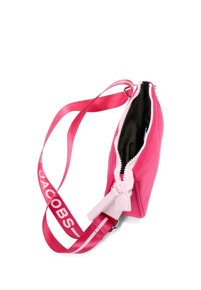 Borsa a tracolla rosa acceso con ampia tracolla con scritta "JACOBS", cerniera superiore aperta e fodera interna nera.